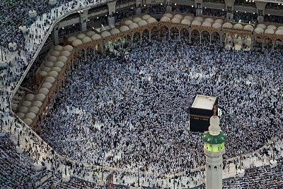 An aerieal view of the Prophet's mosque with its umbrellas, minarets and the Green Dome showing